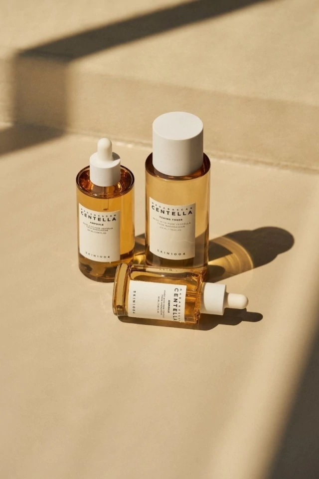 Séruns e toner de skincare importado em frascos âmbar sob luz natural